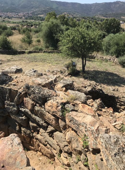 Die Nuraghe San Pietro auf einer kleinen Anhöhe inmitten einer Ebene ist