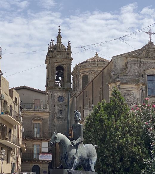 Caltagirone, Stadt des Val di Noto in Süd-Sizilien, UNESCO-Weltkulturerbe, hat ein historisches Zentrum der Stadt, das einige religiöse und zivile Gebäude mit prächtiger Architektur im spätsizilianischen Barockstil umfasst.