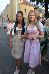 Rein in die Tracht, beim Kirtag in Wien